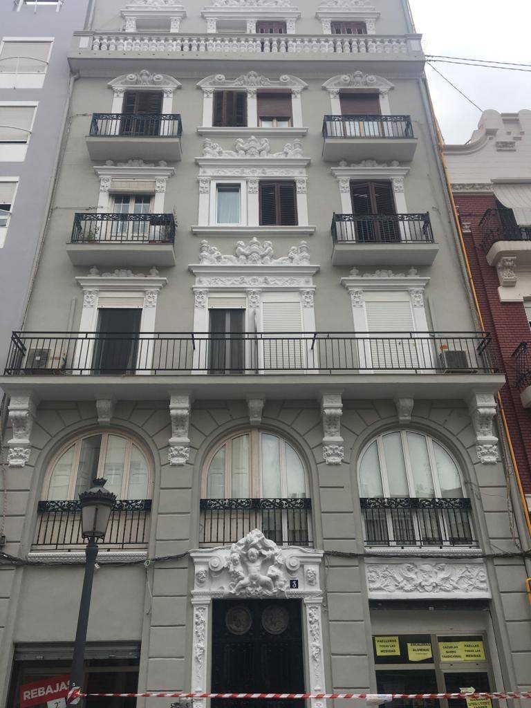 #rehabilitacion #valencia #fachadas #coaatv rehabilitacionedificios.net Rehabilitación fachada Edificio situado en Valencia. Reconstrucción de molduras , rehabilitación pavimento balcones, y sustitución de bajantes pluviales en fachada. <a href="/pinturasblatem/">Blatem</a> @Desproval <a href="/COAATVA/">coaatva</a>