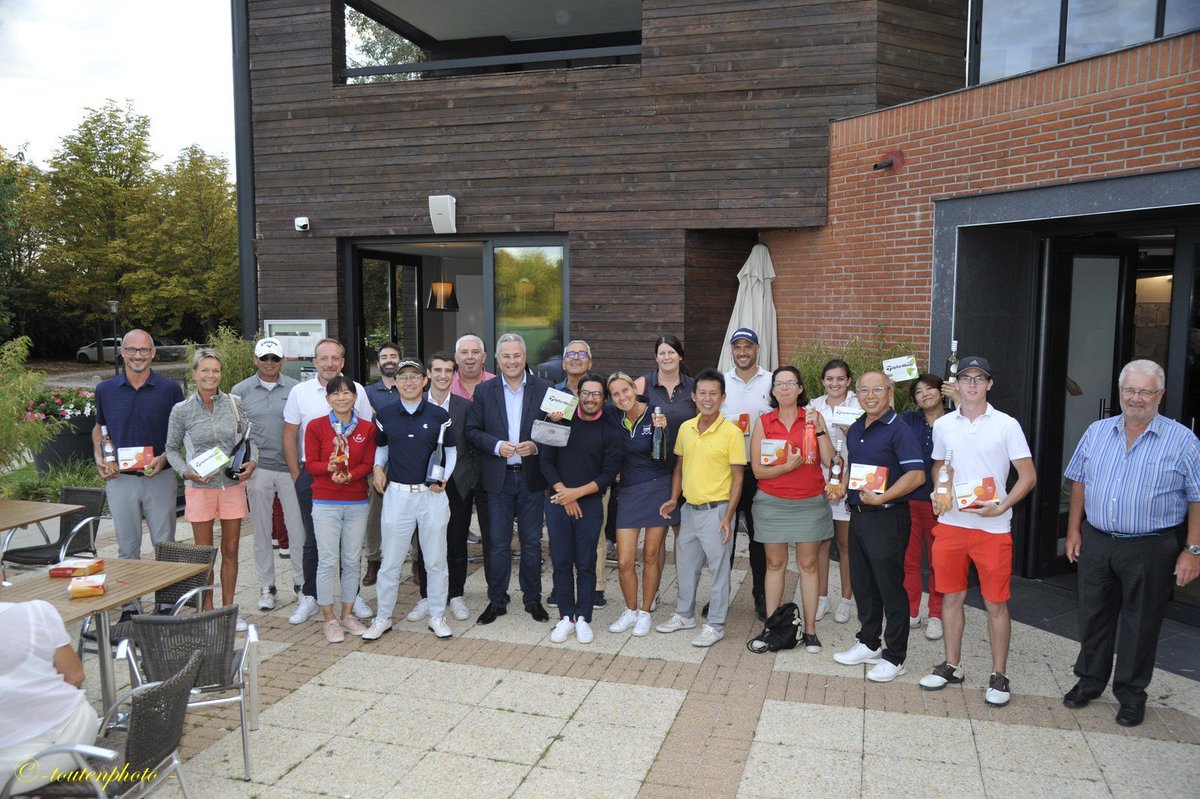VilledeBussy's tweet photo. Un beau succès pour l’Open de #golf de Bussy-Guermantes qui a accueilli ce dimanche 1er septembre plus de 140 joueurs. Félicitations aux vainqueurs de cette 2ème édition ! #sport #OpenDeGolf https://t.co/gHEKDj5HTM