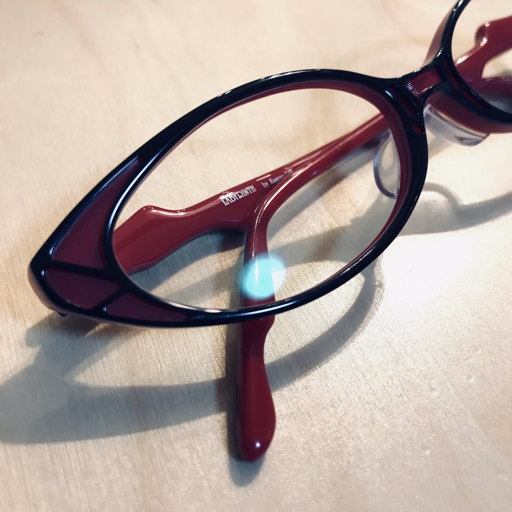 エペル嬢 赤黒のポルノをお迎えしました 私が持ってないでどーすんの 案件 掛けた時に一気に艶感が溢れ出すこの感じ これは 戻橋 さんでの 眼鏡迷宮 でも実際に確認して頂きたい こんなにも京都が似合うメガネがあるだろうか キモノメガネ
