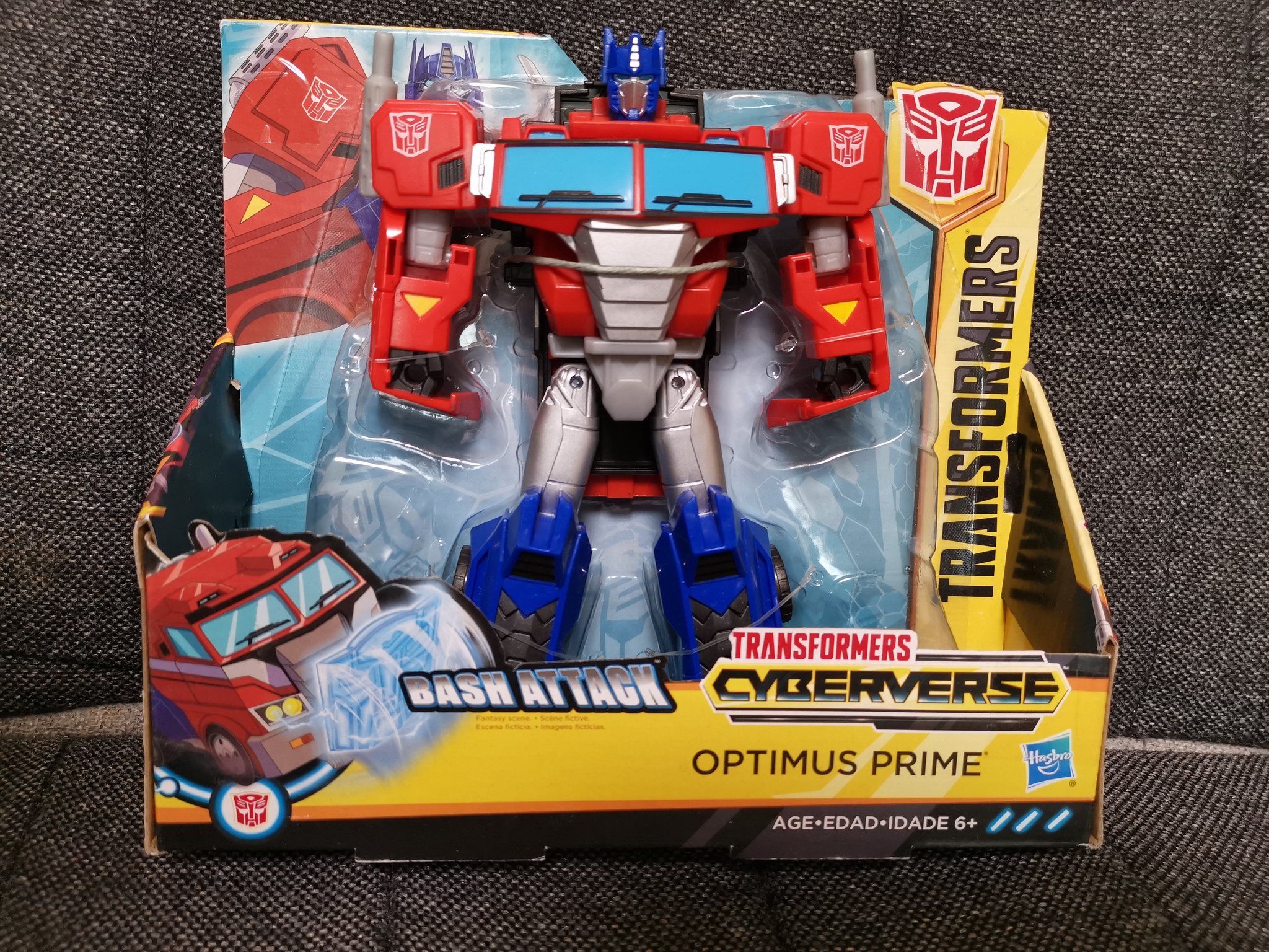 Tf Tf トランスフォーマー大好き サイバーバース ウルトラクラス オプティマスプライム開封 これは日本版予定はまだでしたっけ 既発売のアルティメットクラスより少し小さい 昔のボイジャークラス的なサイズ ヒザが回らないのと足にロール軸がないので