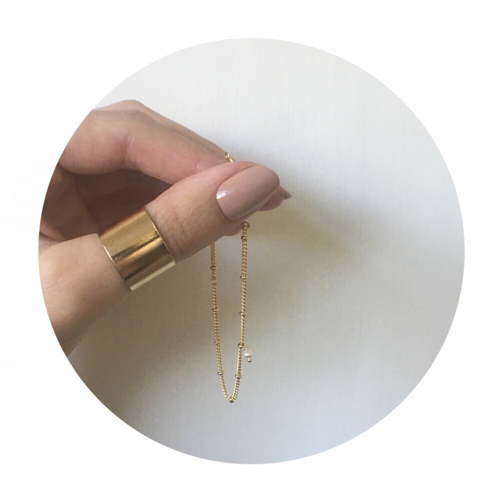 Magpie_Jewels's tweet photo. Dainty chains + chunky bands = 😍

Sigourney Cigar Band Ring £12
Colette Satellite Chain Pearl Bracelet £10

#MagpieJewels #myMagpieJewels #BoutiqueVibesatHighStreetPrices⠀
⠀
#pearls #cigarring #bracelet https://t.co/zdZoCpledv