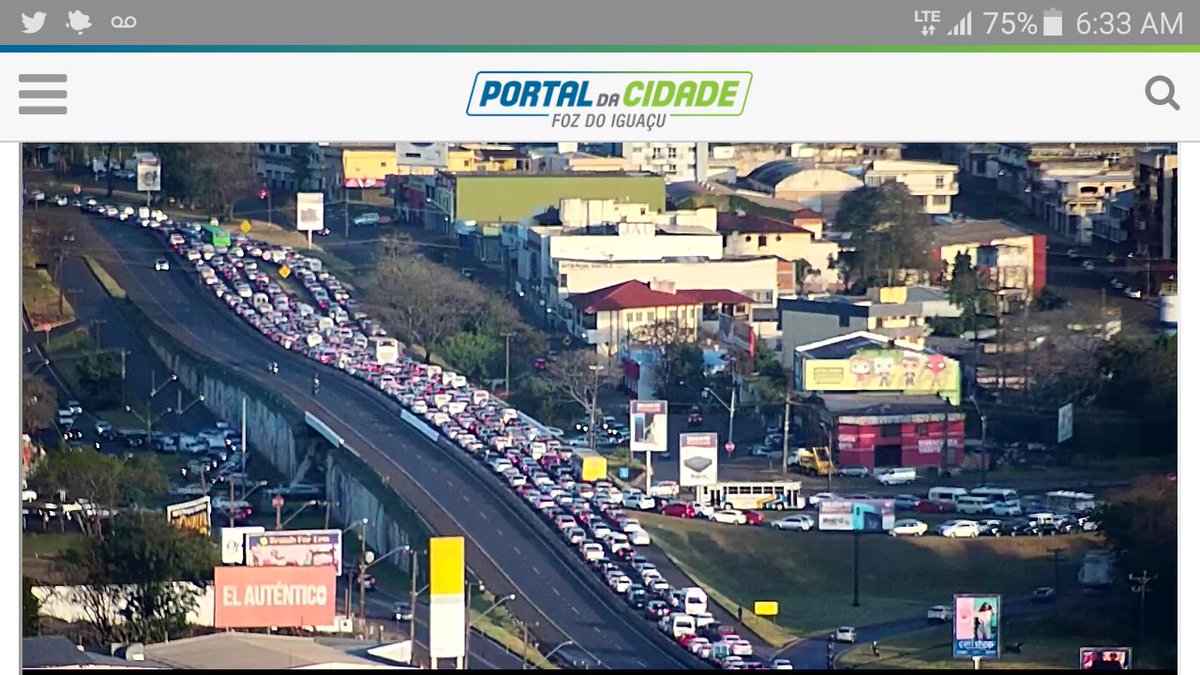 alcideskambe's tweet photo. @ABCCardinal buenos días, así está la fila para entrar a paraguay y todo es por culpa de los aduaneros que atajan en la pista mismo. Y en uno sólo pista https://t.co/dFhjF1D5ub
