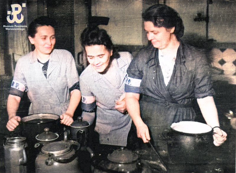 Kobiety pracujące w kuchni gospody żołnierskiej  w pomieszczeniach restauracji Adria przy ulicy Moniuszki. Zdjęcie ze zbiorów Muzeum Powstania Warszawskiego #powstanie44 #powstaniewarszawskie