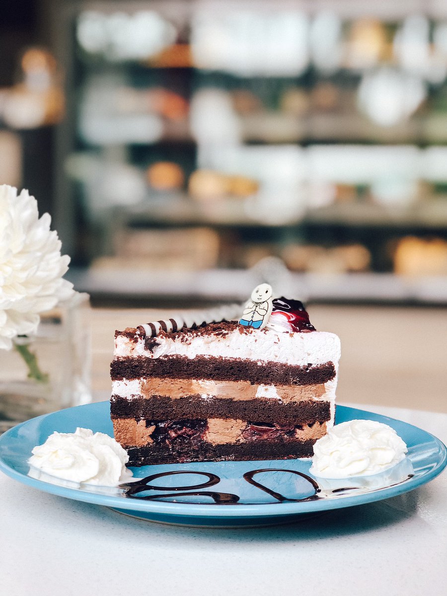 amayakohsamui's tweet photo. It’s dessert o’clock. Get yourself a cake! 🍰

Bakery Happy Hour
All cakes and tarts are 50% off from 17:00 to 22:00 starting from THB 75 net at Amaya Food Gallery Koh Samui

#AmayaCafe https://t.co/Yiky5Fz8lf