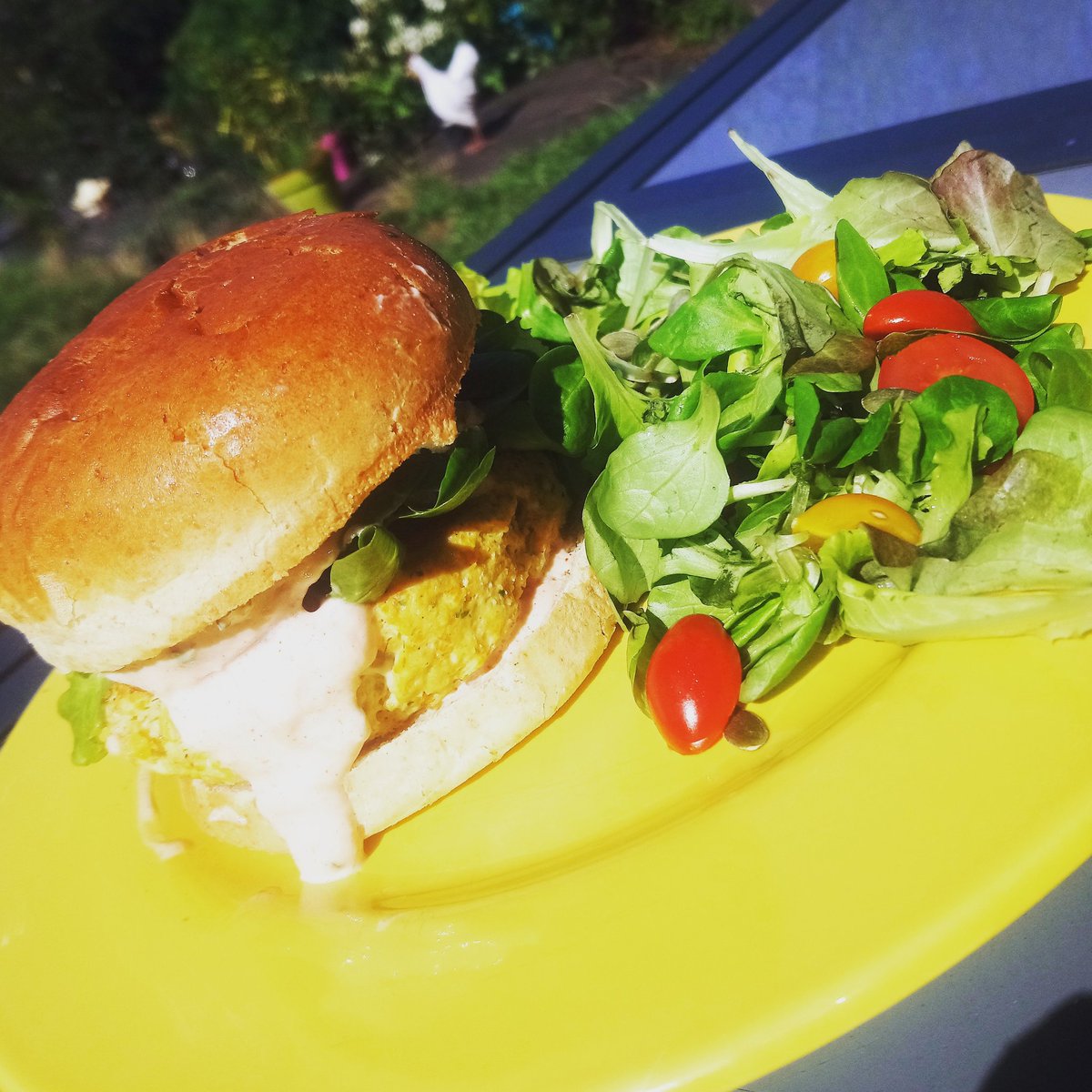 UnMecToque's tweet image. Après une petite balade de 10 km... Rien ne vaut un burger au poulet tiré du livre de @thibault_geoffray !

#faitmaison #healthy #EtBim #protein #ffforever #sain #Testencuisine #PornFood #PasVegan #yummy #burger #tomatedujardin #reequilibragealimentaire #light #miam #healthyfood