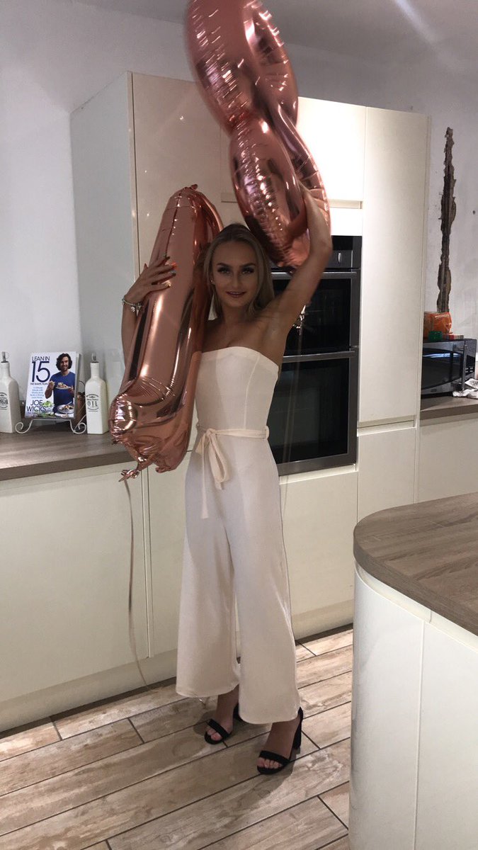 EmilyScothorne's tweet photo. Unfiltered and unbothered✌🏽 https://t.co/MW6N4atlzc