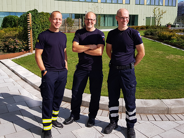 Tre arbetskamrater; Andreas, Daniel och Mattias lämnade statstjänstemannakostymerna hemma idag på brandmanpåjobbet-dagen# den 3 september. Läs mer om den gemensamma rekryteringskampanjen för fler deltidsbrandmän här:
 msb.se/sv/aktuellt/ny…