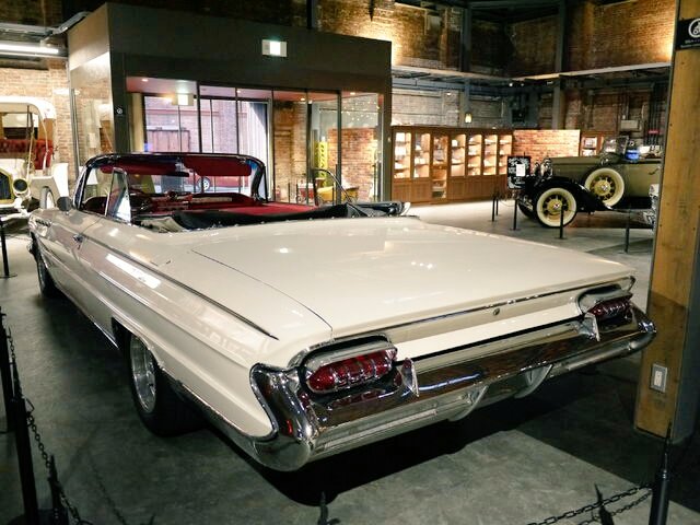 ｔｏｍ ｈ 大阪港にある ジーライオンミュージアムと言うクラシックカーの博物館に行って来ました 長くて平べったいアメ車のクラシックカーが展示されていて 古き良き時代のアメリカンドリームを象徴するかのようでした ジーライオンミュージアム