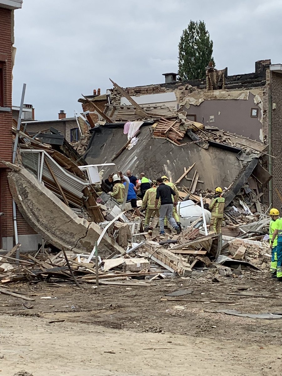 r0eland's tweet photo. #BelgiëNieuws • Grote ravage na zware ontploffing in #Wilrijk (Antwerpen) https://t.co/AvO2yJ5Jog