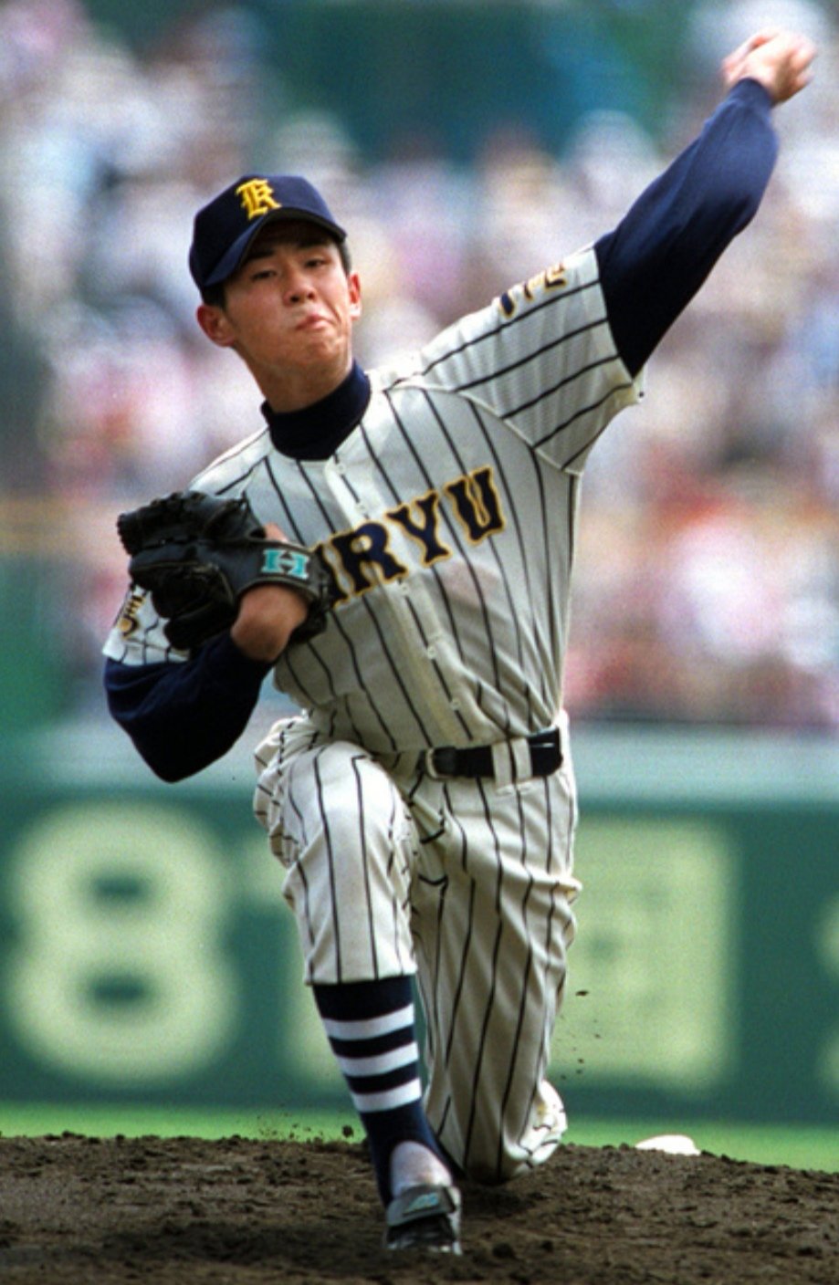 バックネット裏 野球道具ブログ更新中 熱投中の 創志学園 西純矢 投手 ハイゴールド ユーザーとして有名 ですが 個人的にはプロ入り後も使い続けて欲しいなあと思っています 年前の甲子園優勝投手 正田樹選手はプロ入り後にミズノへと変更してい