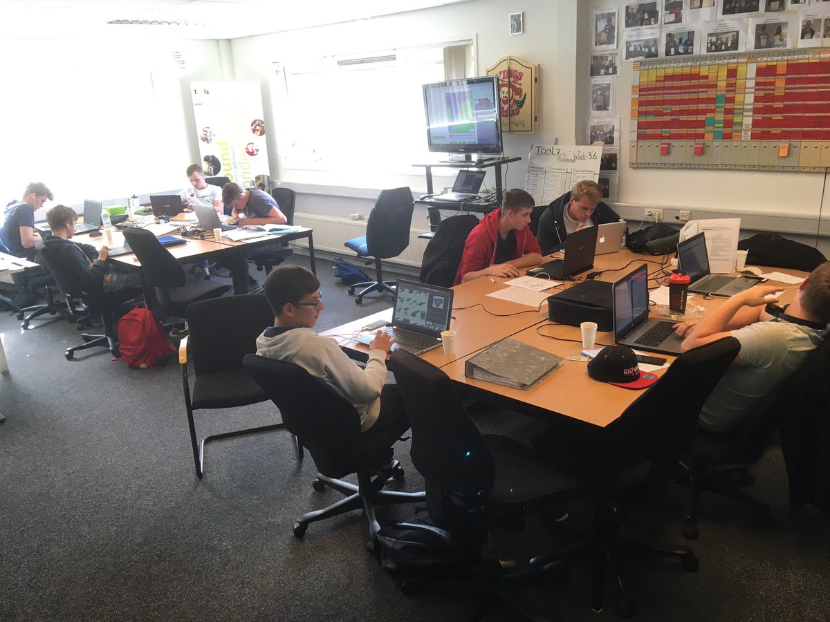 HeeToolz's tweet photo. We zijn al voor de 2e week los. Dit is alweer de 4e theoriedag. @FrieslandColl Ook de stage komt weer opgang @WoonFriesland  @AccoladeNL ”@HeeToolz heren succes dit schooljaar” https://t.co/TDhco7pydE