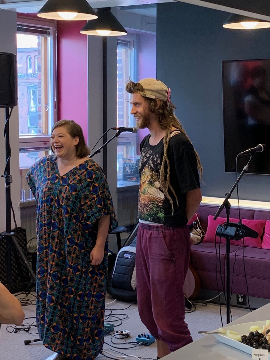 risto_salminen's tweet image. Teosto-palkintovoittajat Stiina Koistinen ja Leissi ColorDolorista kertomassa ⁦@TeostoOfficial⁩ jengille musiikin tekemisestä ja omasta urastaan. 👍😊 #musiikki #rakkaudestamusiikkiin