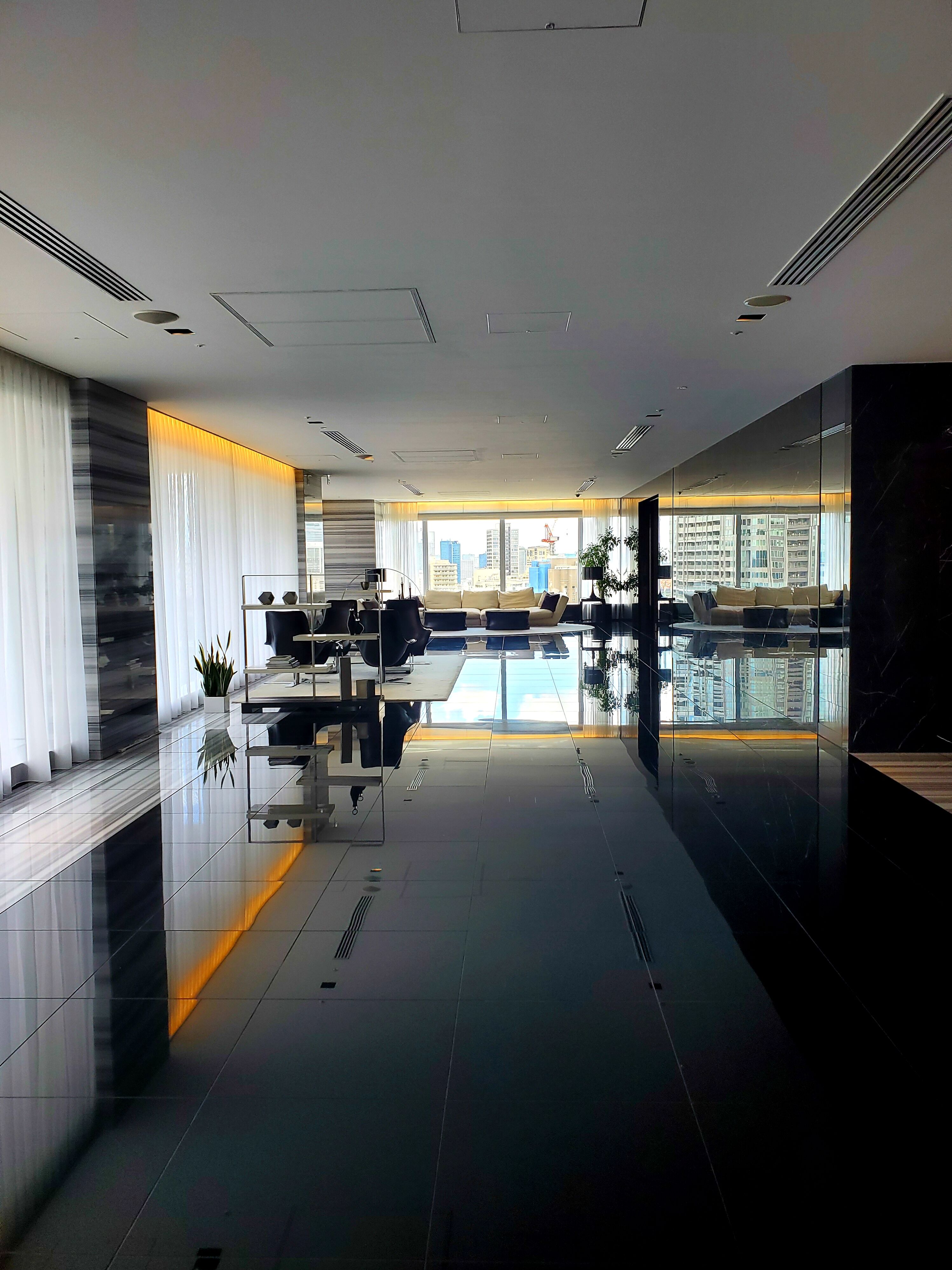 インテリアコーディネーターtiara Interiordesigner Tokyo 山田美彩子 高級インテリアコーディネートをご依頼頂いた 東京ミッドタウンレジデンス は 東京の超高級賃貸マンション代表格のひとつ エントランスラウンジがゴージャスです 建物の持つ風格