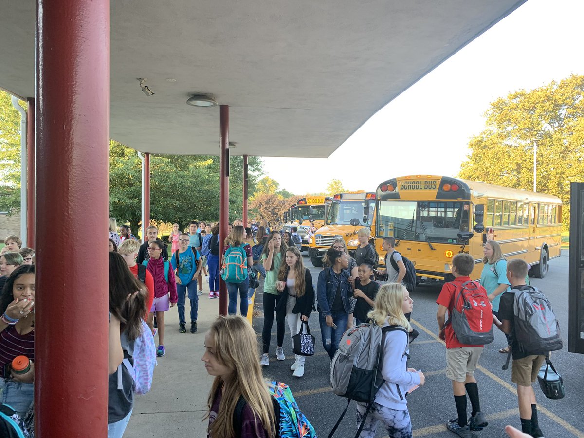 TomStoudtPSD's tweet photo. OMS is excited for 1st day of school. https://t.co/DSaOqIcjuN