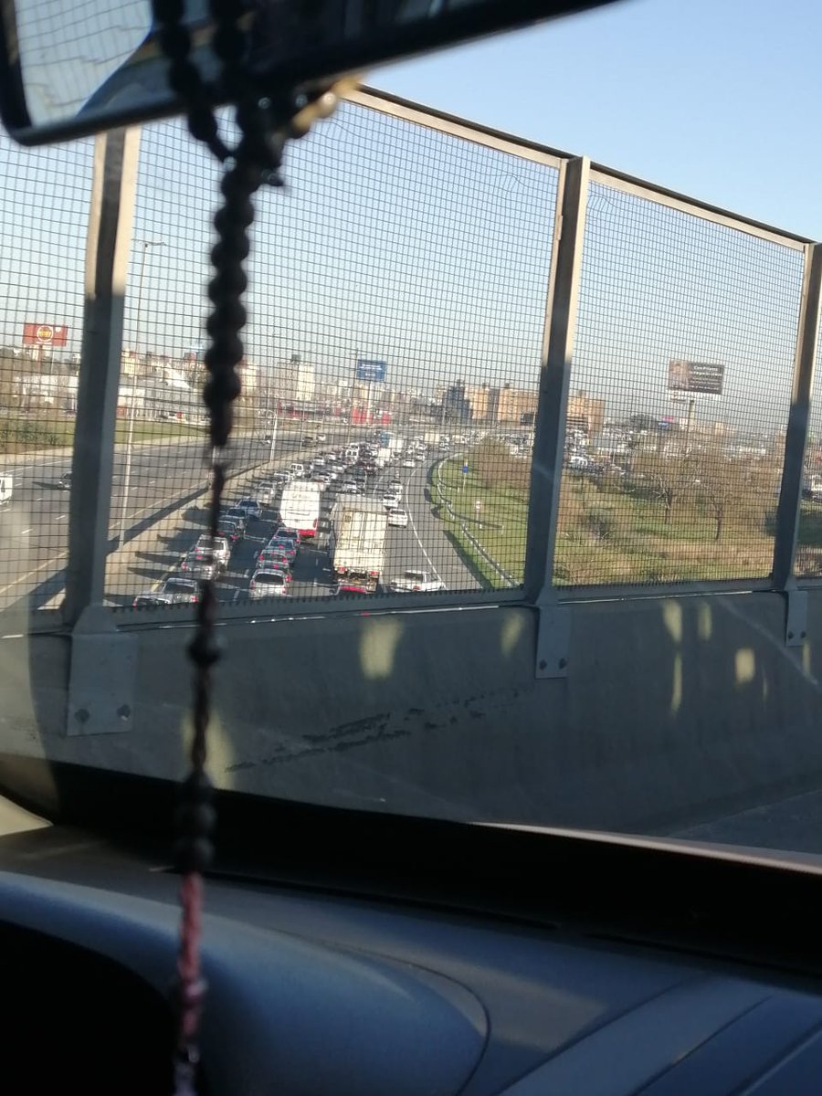 Valita977's tweet photo. @AleRamosTN Au. BS As/La Plata por debajo de acceso sudeste súper lento https://t.co/rXvYvruI65