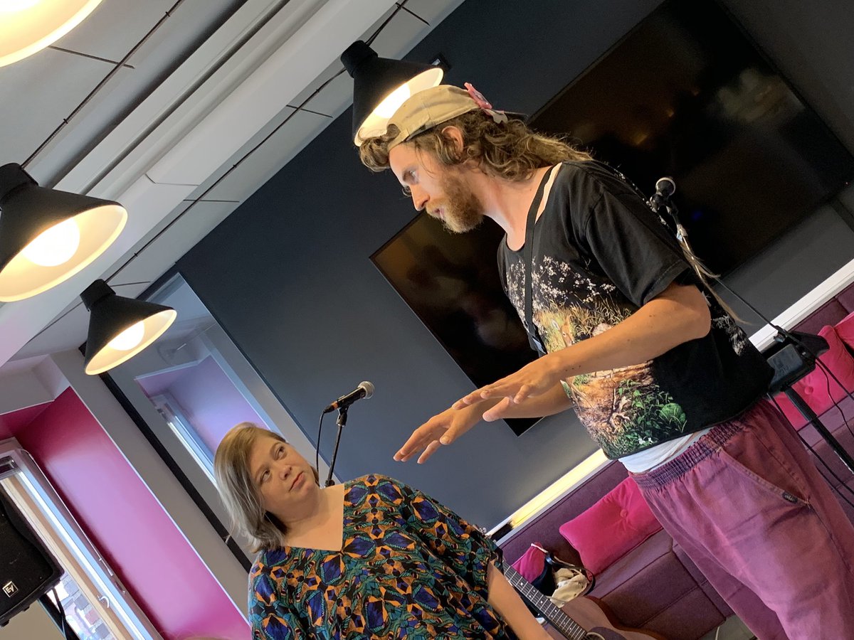 VappuAura's tweet image. ”Kaikki voi olla potentiaalinen alku jollekin”, kertoo @ColorDolor yhtyeen intuitiivisesta biisinteosta @TeostoOfficial jengille. Teostopalkinnnonkin voittaneessa musiikkissa on tärkeää luottaa tunteeseen ja tarttua hetkeen! #rakkaudestamusiikkiin