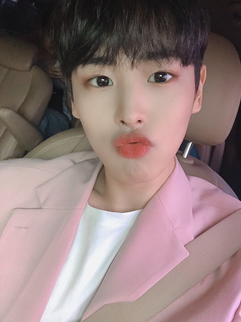 NewWorld_VICTON's tweet photo. [#병찬] 오늘 날씨가 많이 흐릿한데 그 울적한 마음 달래주러 병차니가 왔어여~!! 오늘도 화이팅 ㅎㅎ❤️🐥🐶 https://t.co/uyzoJUwnlw
