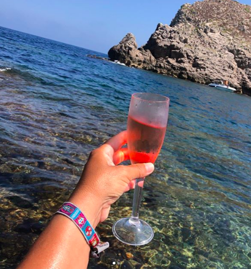 CellerEspelt's tweet photo. @majorf40 moltes gràcies! Això és l'estiu empordanès :) Vi rosat i aigua clara #cellerespelt @DOEmporda https://t.co/rCkLRHPgXh