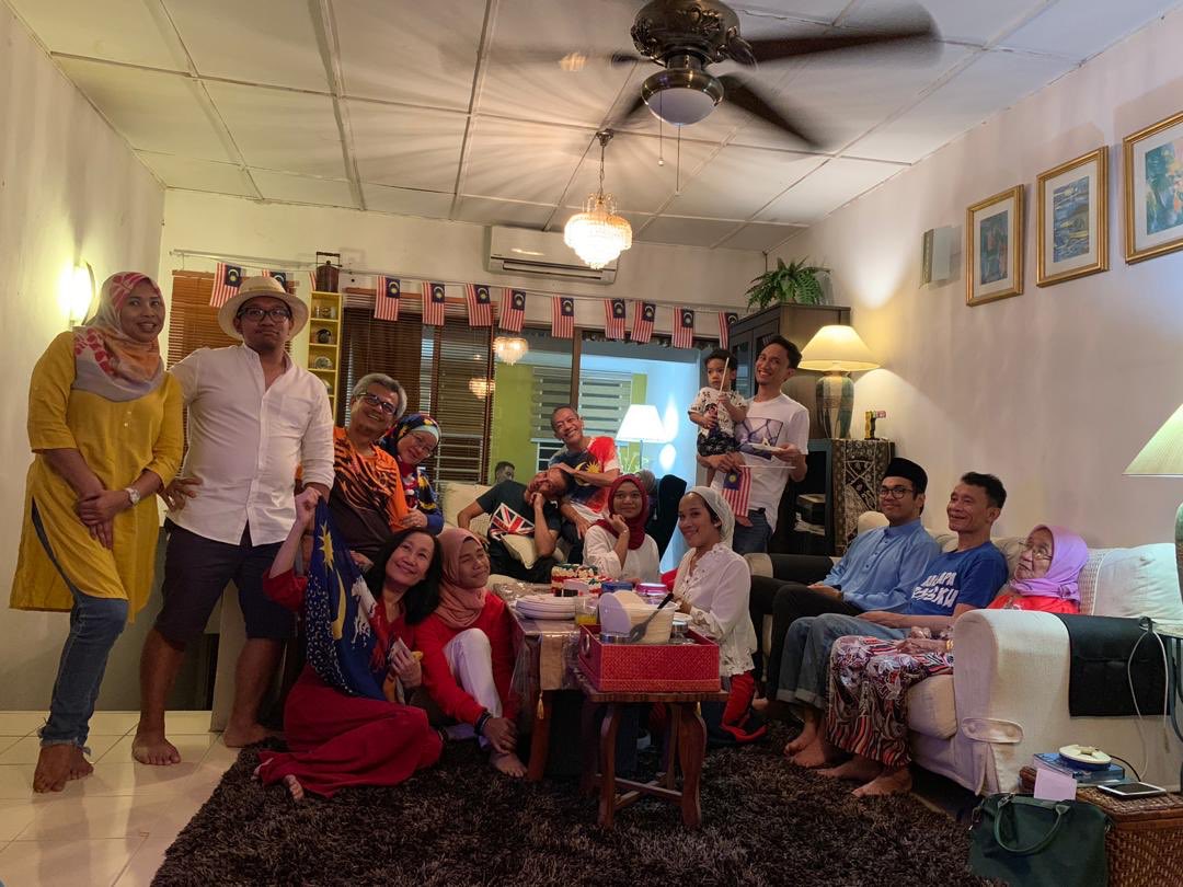 FirzanaRedzuan's tweet photo. Merdeka makan-makan with the fam. If you have a themed party, count us in. We very the over one. #Merdeka62 https://t.co/lHkhDtEY8q