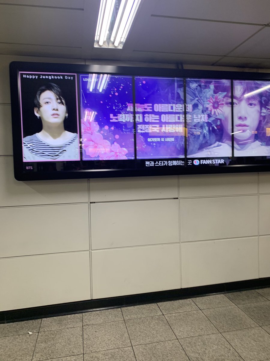 Jsd72Ns's tweet photo. 韓国の駅にてジョングク！！！ https://t.co/s2oFyrle82