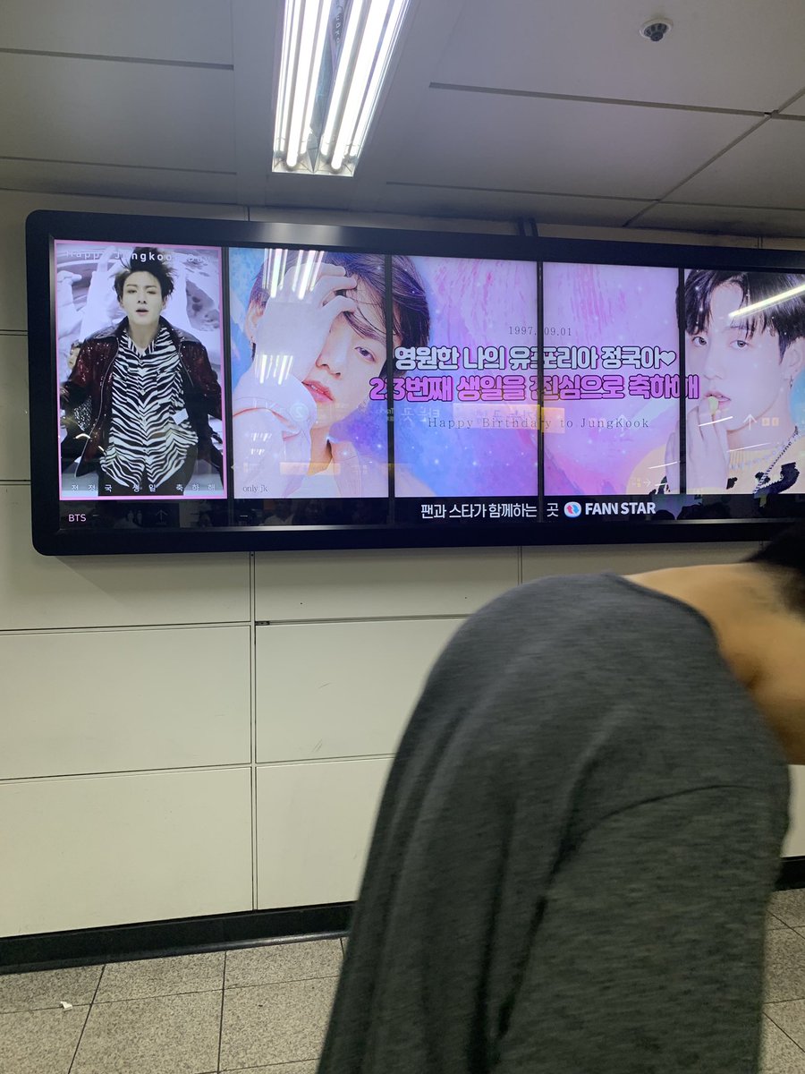 Jsd72Ns's tweet photo. 韓国の駅にてジョングク！！！ https://t.co/s2oFyrle82