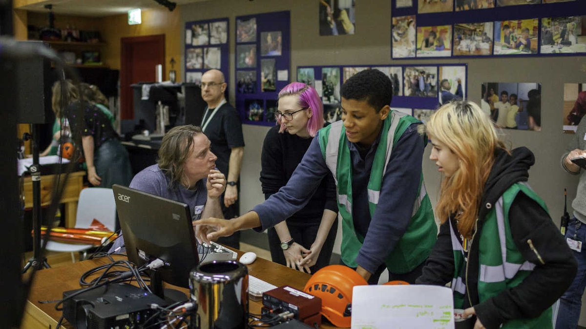 NationalTheatre's tweet photo. One week to go until applications close for #YoungTechs!
A free scheme for 14 - 18 year olds.
Learn about lighting, sound, video and automation from the best in the business.
https://t.co/LbJMb1loDI https://t.co/2BmqPTH7sF