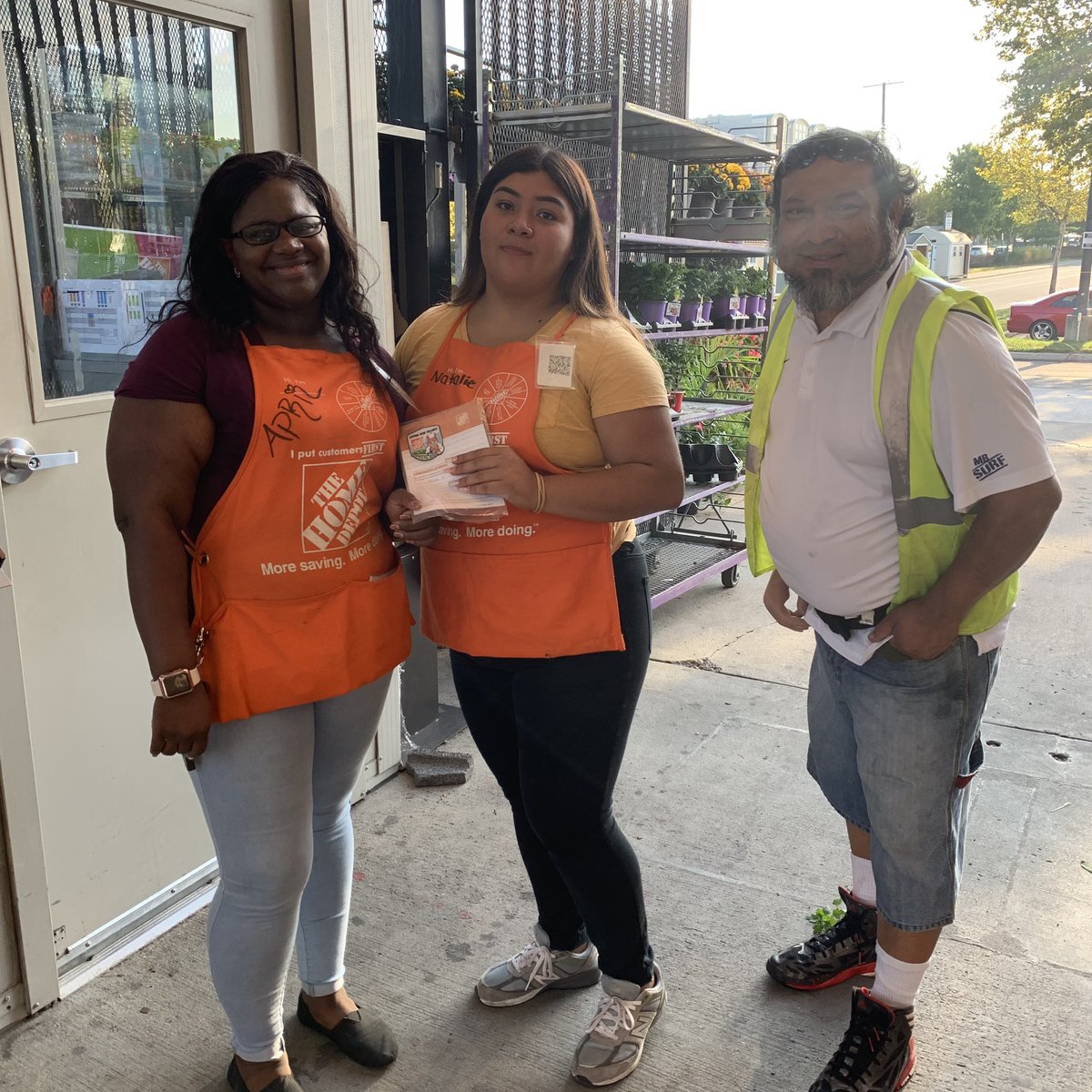 Recognizing D#90 Natalie for her customer engagement and positive attitude each and every day!
Showing up is half the battle, thx for all you do! #2564