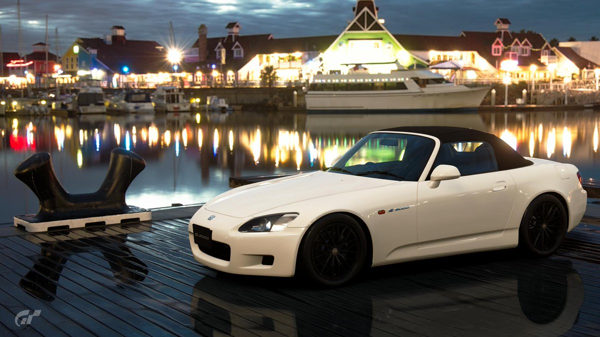 S2000にチャンピオンシップホワイトで純正然とした仕上がり。 この