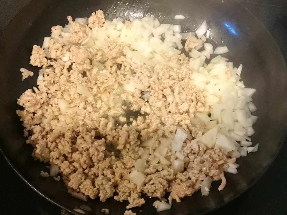 馬田イスケ 合法レシピ ドラマ開始 禁断の納豆つけ麺 2人前 ごま油で豚ひき肉と玉ねぎを炒める 水300 中華だし大1 醤油大1を に加え煮る お椀に納豆を入れ混ぜ 勇気を出し を注ぎ混ぜる 中華麺を茹で水で洗い皿に盛り 海苔を