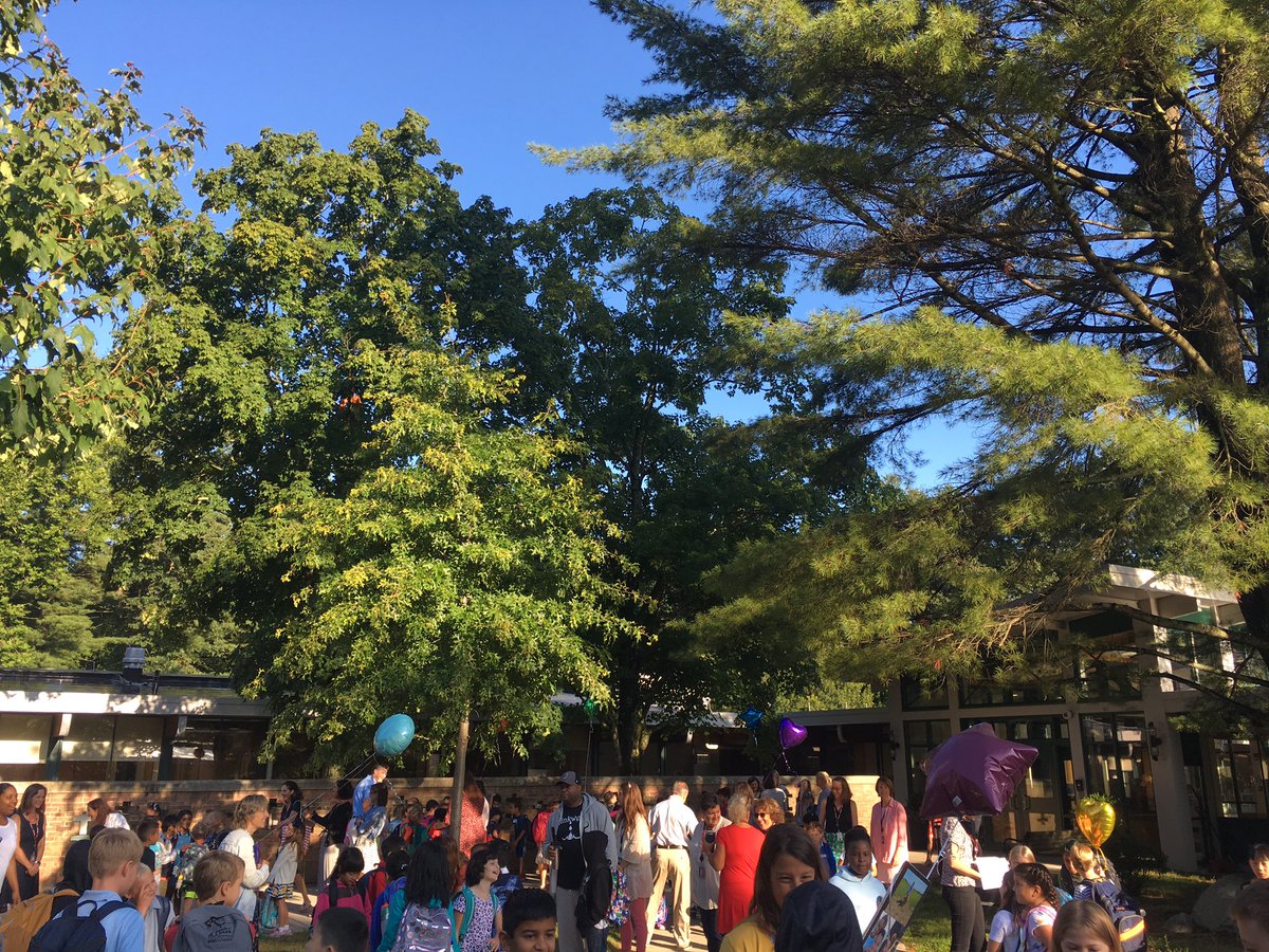 <a href="/WoodlandWPS/">Woodland</a> <a href="/westonpublic/">Weston Public School</a>   Lots of Happy people this morning at Woodland!  Happy First Day!