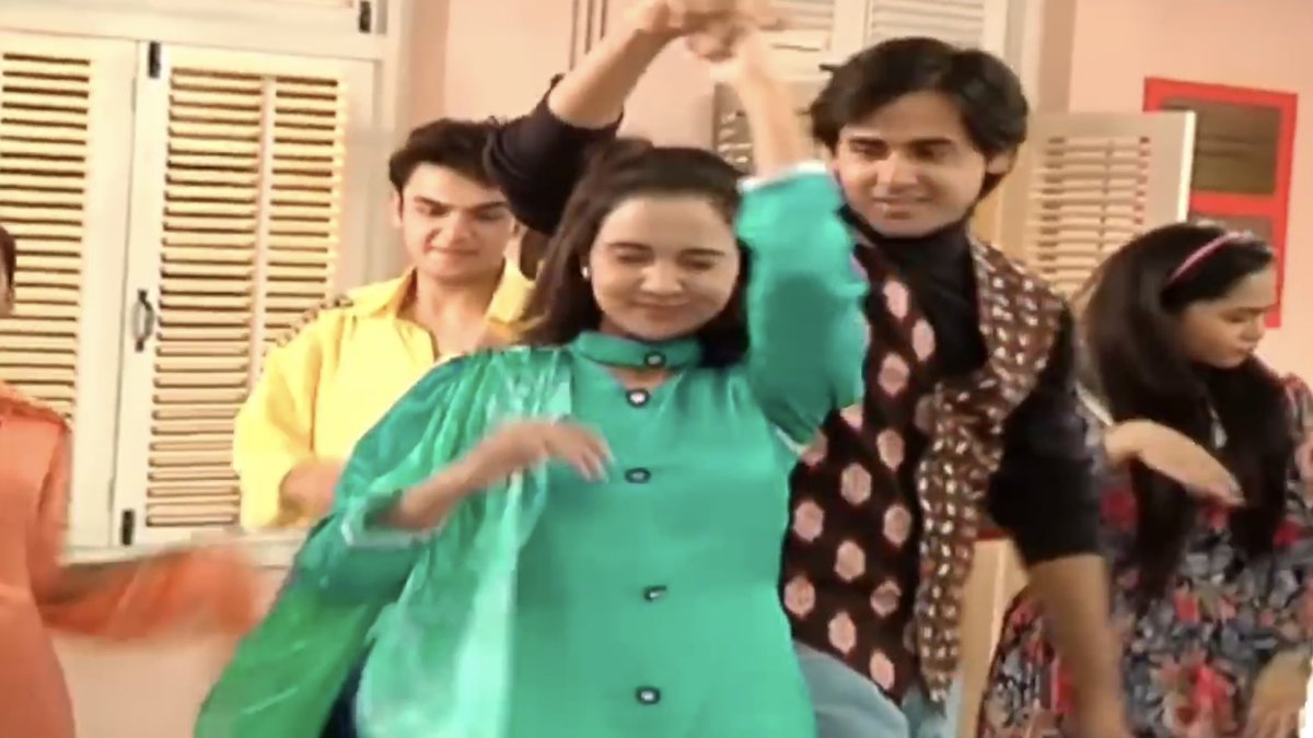 Don’t know what exactly she was doing but they’re cute anyways #YehUnDinonKiBaatHai |  #AshDeep