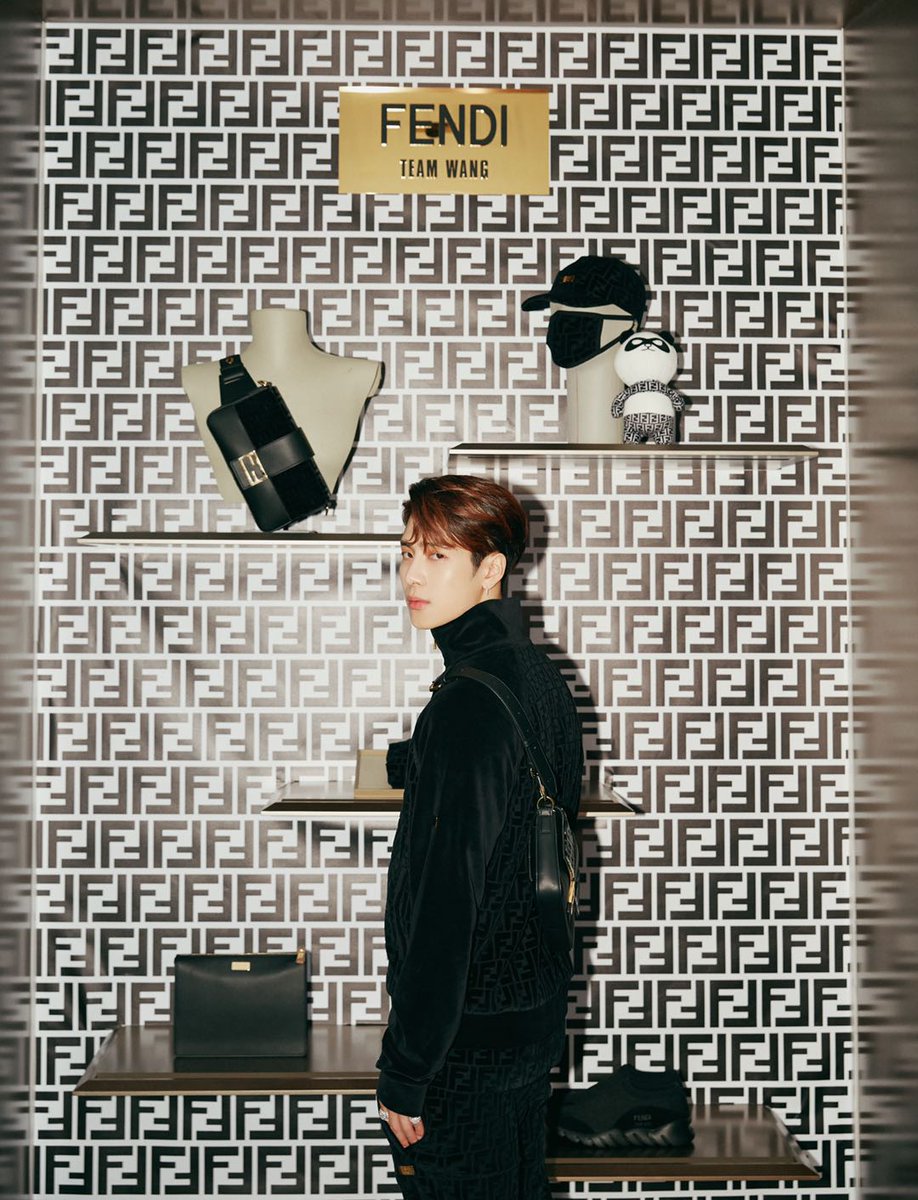 bbbibimbaaap's tweet photo. #fendixjacksonwang X #KangDanielxFendi = ............ https://t.co/P81EOPQlNS