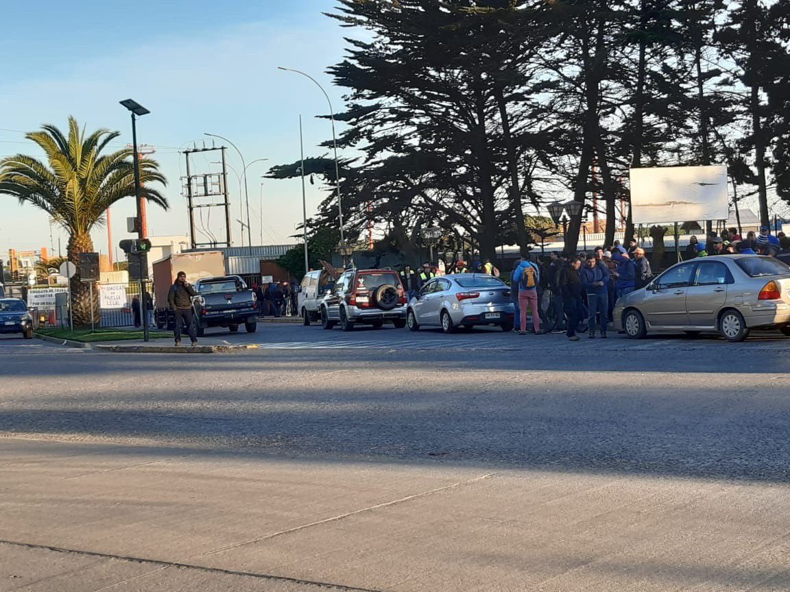 TVCONTIVISION's tweet photo. #CVNahora, trabajadores de empresa #SECURITAS que presta servicio de seguridad a @Arauco_cl inician movilización nacional. En #Constitución se manifiestan pacíficamente en los accesos de la empresa. Fotos enviadas a nuestra fan page #contivision. https://t.co/lUCzJ3wHtD