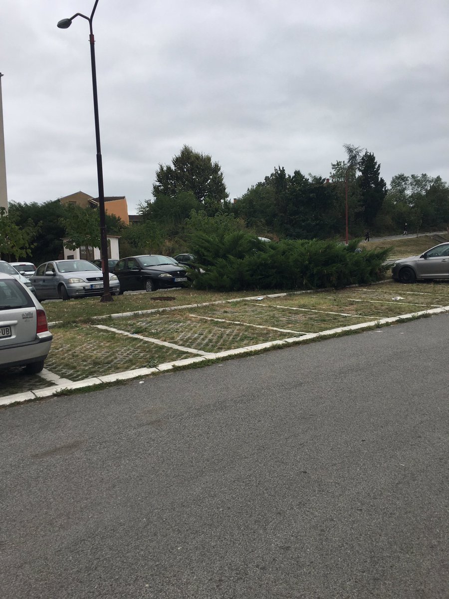 LazarevacWatch's tweet photo. @prijavi_problem Slika 1: #blokiran požarni put na lokaciji Veljka Vlahovića GO #Lazarevac a slike 2,3 i 4: #prazan #besplatan #parking u naselju 50m od lokacije požarnog puta! U Evropi za ovakve situacije sudija šalje na psihijatrijski pregled, a gde je ovde Inspekcija? @prijavi_problem https://t.co/vcCTRuhBvE