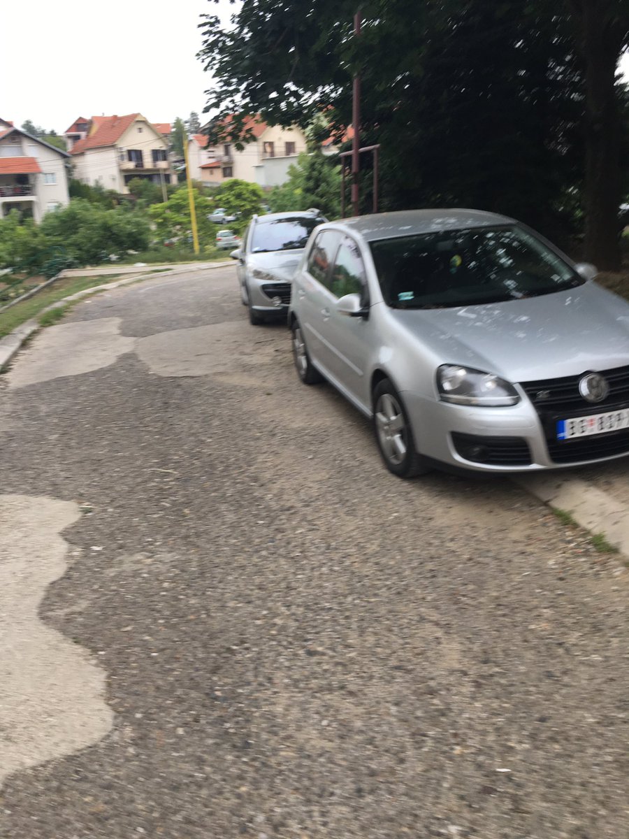 LazarevacWatch's tweet photo. @prijavi_problem Slika 1: #blokiran požarni put na lokaciji Veljka Vlahovića GO #Lazarevac a slike 2,3 i 4: #prazan #besplatan #parking u naselju 50m od lokacije požarnog puta! U Evropi za ovakve situacije sudija šalje na psihijatrijski pregled, a gde je ovde Inspekcija? @prijavi_problem https://t.co/vcCTRuhBvE