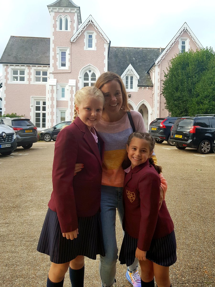 Another great, happy start to the new school year for these two beauties. And just look at the newly painted, beautiful school 💗👩‍👧‍👧 #year4 #year1 #PHS #firstdayofthenewschoolyear #proudPHSmum #beautifulbuilding  @Portsmouthhigh @PaulMarshallsay @GDST