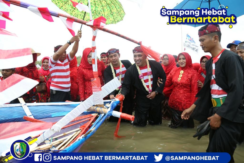 SampangHebat's tweet photo. Bupati H. Slamet Junaidi ditemani Wakil Bupati H. Abdullah Hidayat menghadiri acara Rokat Tasek di pesisir Desa Banyuates Kecamatan Banyuates. 

Foto : Humas Pemkab Sampang https://t.co/fTbYprowX6