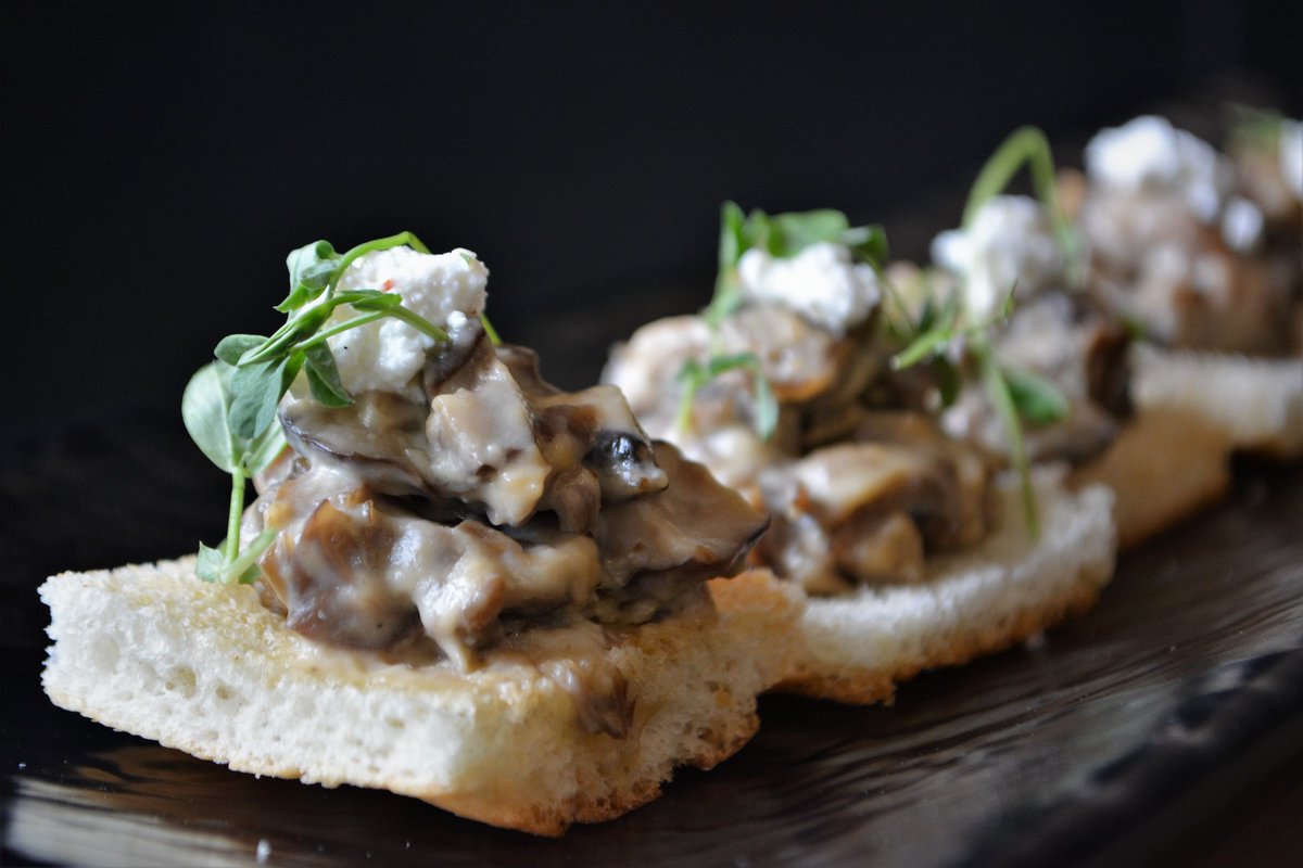 We are up for some toasted Foccacia and creamy mushrooms today. Are you?
.
.
#PlateAndPint #CaféBar #Delifresh #Mushroom #Focaccia #CreamyMushroom