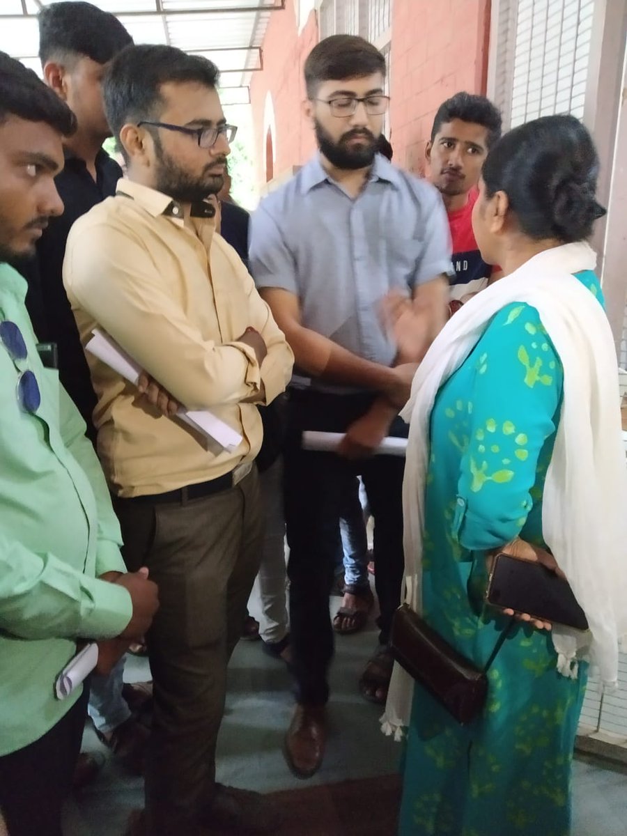 Tejashvachhani_'s tweet photo. M.S. यूनिवर्सिटी के कॉलेज में प्रवेश के 2 महीने बाद भी ज्यादातर छात्रों को हॉस्टल का फॉर्म भरने के बाद भी हॉस्टल में प्रवेश नहीं दिया गया है।
इसे देखते हुए विश्वविद्यालय के चीफ वार्डन को हॉस्टल के छात्र द्वारा जोरदार प्रदर्शन किया और आवेदन पत्र दिया गया।#baroda #hostelproblem https://t.co/KBAb8GykRd