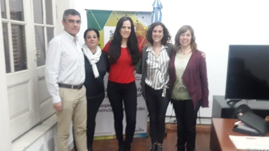 EducacionCIPPEC's tweet photo. .@VDalessandre y @Carli_vai se reunieron con autoridades del Ministerio de Educación de @GobSantaFe para analizar los avances y desafíos de la #EscuelaSecundaria, en el marco del proyecto “Hojas de ruta para transformar la educación secundaria”, impulsado desde el #EduLabCIPPEC https://t.co/LHhzXBbAnh