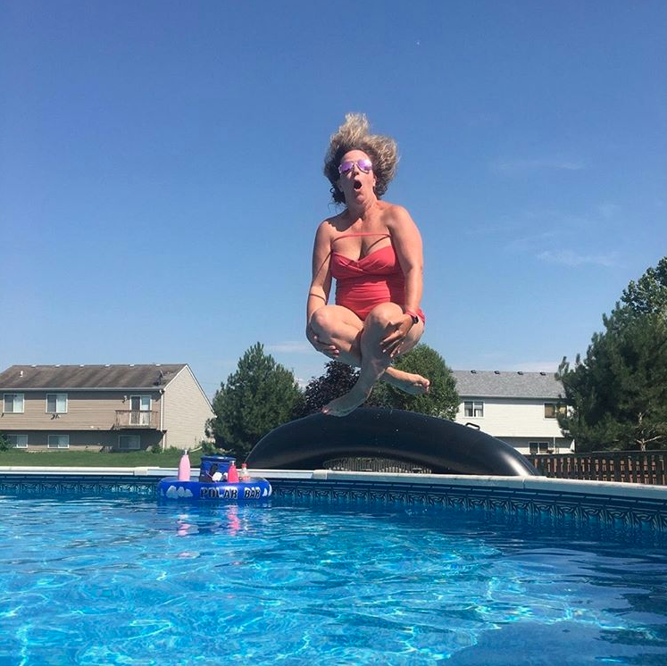 That 1st day of school feeling via @personalpaperhugs 🍎🎉😂 How are you feeling now that the school year has begun?
#backtoschool #firstdayofschool #momtruth #momhumor #momsbelike #parenting #momlife