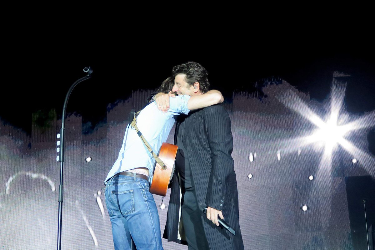 Je n'ai pas posté ici depuis une éternité... Alors aujourd'hui, voilà un petit bout de @PatrickBruelOff...
🎶 Happy Tour 2019