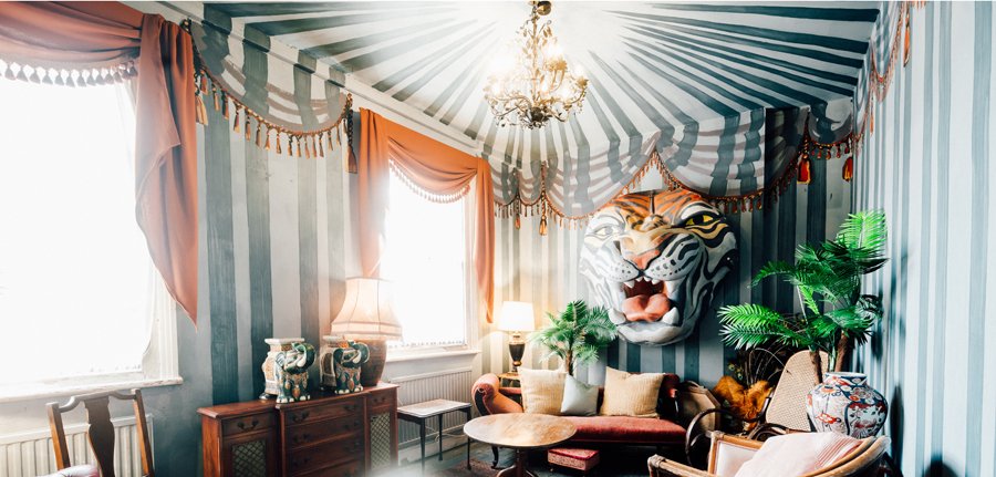 barmagazine's tweet photo. Darling house, a new experiential house party-inspired cocktail bar, has opened beneath Hello Darling restaurant in Waterloo, London. https://t.co/2uscDOY9DZ @HelloDarlingLDN #newopenings #newbars #Londonbars #cocktails https://t.co/hU9aN2zSun