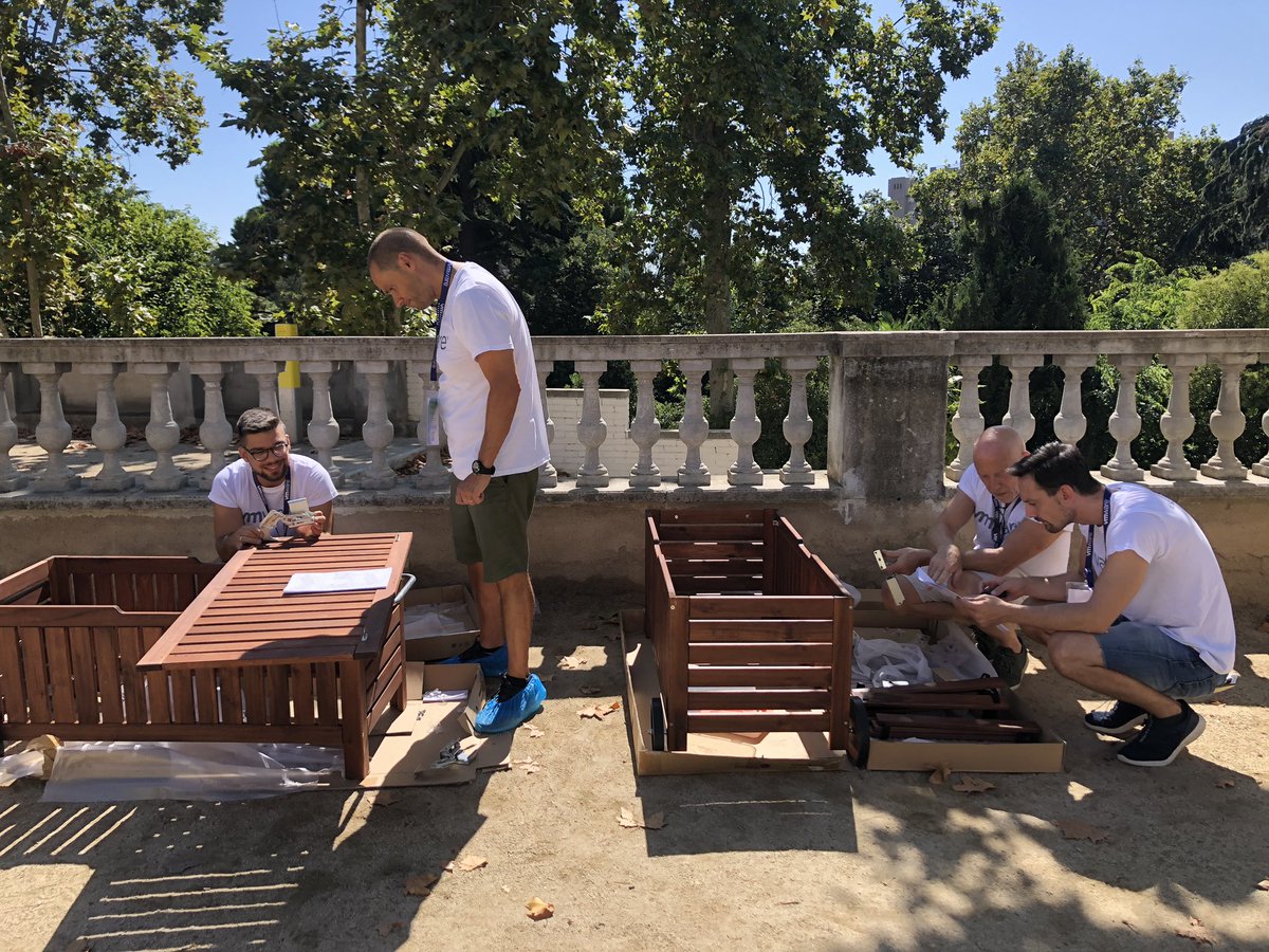 This is the beautifull creativity wall created by the kids @FundacionSD and employees of #VMware. They left their mark! #DSCForceForGood #MakeYourMark <a href="/vmware_es/">VMware_ES</a>