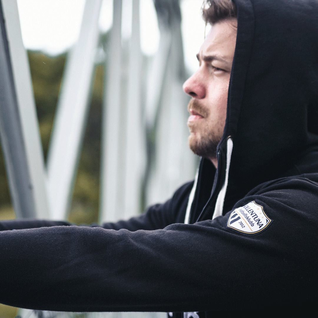 Hösten närmar sig och säsongen av tjocktröjor likaså. Har du inte köpt din klassisk SFK zip hood ännu? Ingen fara, den finns fortfarande till försäljning på webshopen.
#sollentunafk #frånknattetillveteran #sollentunafkshop