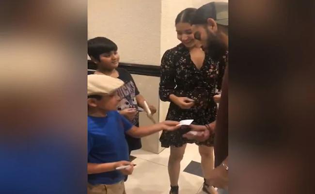 SakshiNews's tweet photo. కోహ్లి.. నా ఆటోగ్రాఫ్ కావాలా?
https://t.co/3ftM2Z7x7U @imVkohli @AnushkaSharma #Autograp #Twitter https://t.co/sc8kZDoy6W