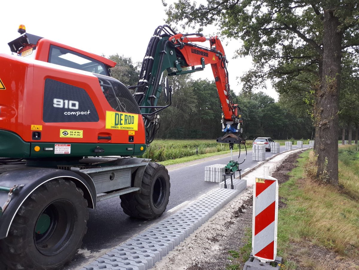 DeRooWegen1932's tweet photo. Vorige week is er asfalt aangebracht, nu bezig met het aanbrengen van grasbetonstenen aan de Verlengde Hoogeveense Vaart in Oosterhesselen. #DeRoo #asfalt #straatwerk @gem_coevorden https://t.co/vaQ7q7jKE7