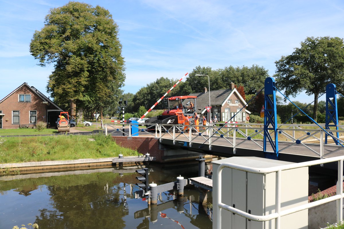 DeRooWegen1932's tweet photo. Vorige week is er asfalt aangebracht, nu bezig met het aanbrengen van grasbetonstenen aan de Verlengde Hoogeveense Vaart in Oosterhesselen. #DeRoo #asfalt #straatwerk @gem_coevorden https://t.co/vaQ7q7jKE7
