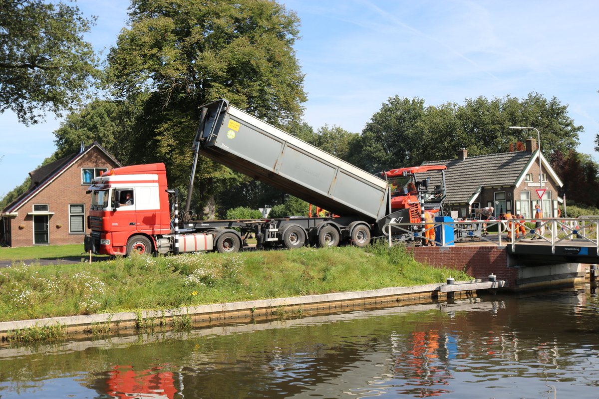 DeRooWegen1932's tweet photo. Vorige week is er asfalt aangebracht, nu bezig met het aanbrengen van grasbetonstenen aan de Verlengde Hoogeveense Vaart in Oosterhesselen. #DeRoo #asfalt #straatwerk @gem_coevorden https://t.co/vaQ7q7jKE7
