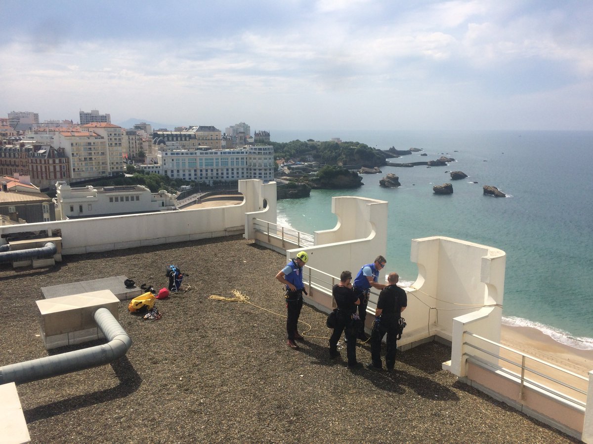 PoliceNat74's tweet photo. [#PourVotreSécurité] La montagne à la mer ! Mission spéciale au #G7Biarritz pour 16 #CRSmontagne du #CNEAS de #Chamonix, des #HautesPyrenees et des #PyreneesOrientales. Leur objectif : sécuriser les points hauts avec le #RAID.👍 https://t.co/1jIppYti83